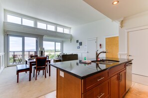 Private kitchenette - Nedonna Views (Rockaway Beach)