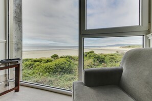 Living area - Nedonna Views (Rockaway Beach)