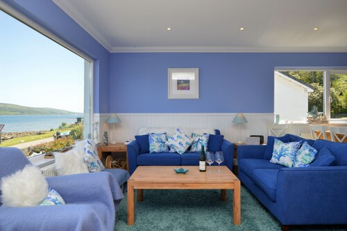 Quiet and peaceful location this coastal retreat boasts spectacular sea views, sleeps 6