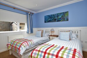 4 bedrooms, iron/ironing board, WiFi, bed sheets - Quiet and peaceful location this coastal retreat boasts spectacular sea views, sleeps 6 (Tighnabruaich)