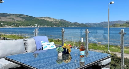 Quiet and peaceful location this coastal retreat boasts spectacular sea views, sleeps 6