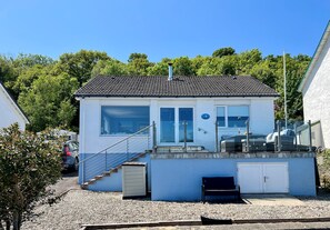 Exterior - Quiet and peaceful location this coastal retreat boasts spectacular sea views, sleeps 6 (Tighnabruaich)