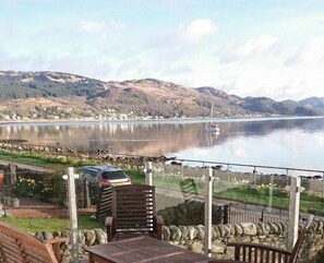 Outdoor dining - Quiet and peaceful location this coastal retreat boasts spectacular sea views, sleeps 6 (Tighnabruaich)