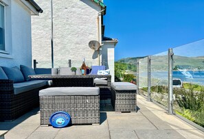 Outdoor dining - Quiet and peaceful location this coastal retreat boasts spectacular sea views, sleeps 6 (Tighnabruaich)