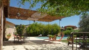An outdoor pool area with a pergola, lounge chairs, and a table. - House / Villa - Visan (Visan)