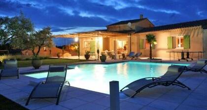 Maison TOUT CONFORT, beau JARDIN fleuri et TERRASSE, barbecue et PISCINE PRIVĂE