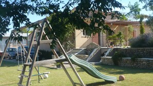 A playground with a wooden swing set and a green slide. - House / Villa - Visan (Visan)