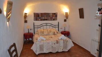 1 slaapkamer, een strijkplank/strijkijzer, gratis wifi, beddengoed