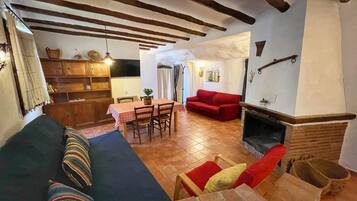 Una televisión, una chimenea