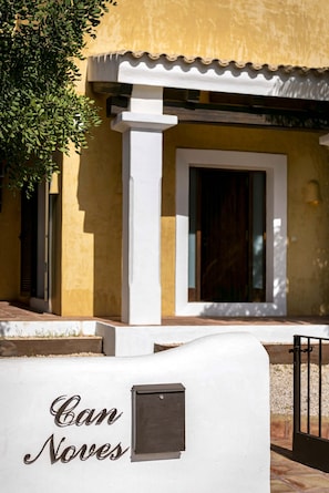 A yellow building with a white door and a mailbox. - CAN NOVES - Detached, central and peaceful villa (Sant Francesc de Formentera)