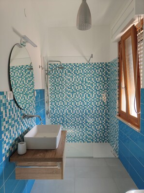 Dusche, Haartrockner, Bidet, Handtücher