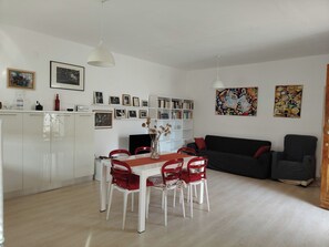TV, DVD player, books, music library - House with terrace, five minutes from Sottotorre beach (Calasetta)