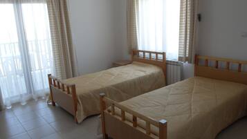 4 chambres, coffres-forts dans les chambres, fer et planche Ă repasser