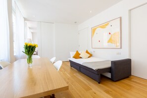 2 Schlafzimmer, Schreibtisch, Bügeleisen/Bügelbrett, Reisekinderbett