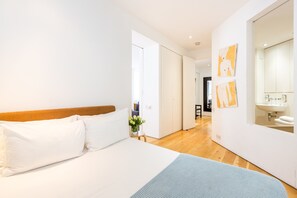 2 soverom, skrivebord, strykejern/-brett og reiseseng for barn