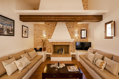 TV, fireplace. CAN NOVES - Villa 5 suites 9 & 31