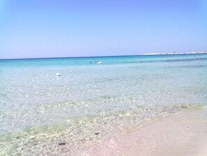 Nära stranden, solstolar och strandhanddukar