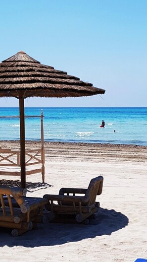 Nära stranden, solstolar och strandhanddukar
