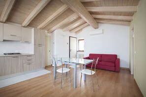 Dining - hygiene house, Casa Higieia - Appartamento nel centro storico di Cassone (Malcesine)