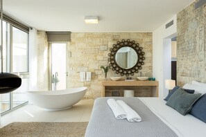 4 bedrooms, in-room safe, desk, iron/ironing board