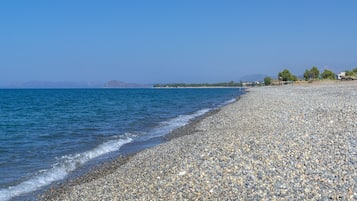 Vlak bij het strand, ligstoelen, strandlakens