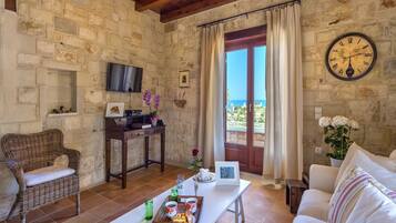 Televisie, een dvd-speler, boeken en een stereo