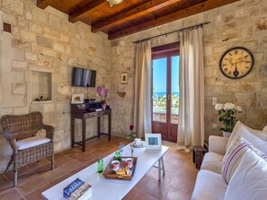 TV, DVD-spiller, bøker og stereoanlegg