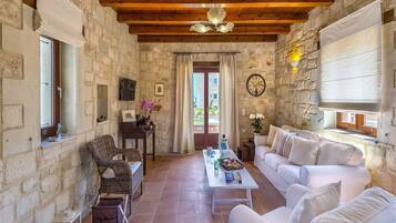 Tv, dvd-afspiller, bøger, stereoanlæg