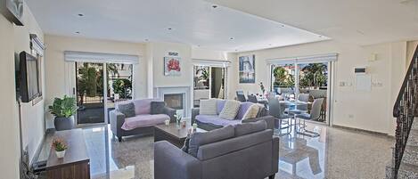 Smart TV, fireplace, DVD player