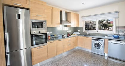 Villa Layla, Lovely 4BDR Protaras Villa with Private Pool, Close to the Beach