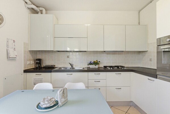 Fridge, oven, stovetop, dishwasher