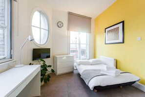 1 habitación, tabla de planchar con plancha, wifi y ropa de cama