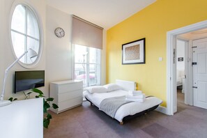 1 slaapkamer, een bureau, een strijkplank/strijkijzer, wifi