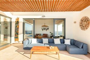 Smart-tv, eldstad, dvd-spelare och en stereo