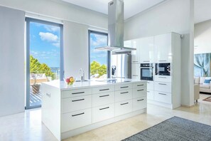 Kylskåp, mikrovågsugn, ugn och spishäll