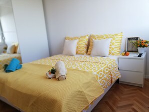 2 habitaciones, tabla de planchar con plancha y cuna de viaje 