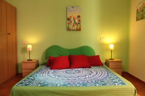 2 bedrooms, desk, iron/ironing board, travel crib - Cozy and central apartment in the heart of Naples (Napoli)