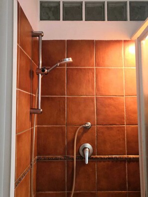 Douche, sèche-cheveux, serviettes fournies, savon