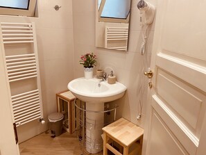 Dusj, hårføner, bidé og håndklær