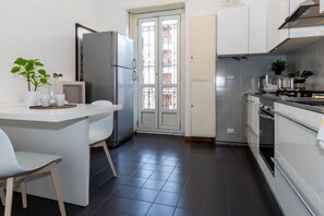 Frigorifero, microonde, forno, piano cottura