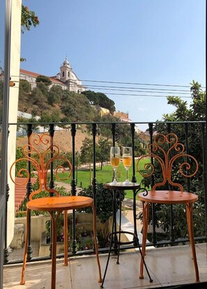 Outdoor dining - A Pearl Graceland Lisbon (Lisboa)