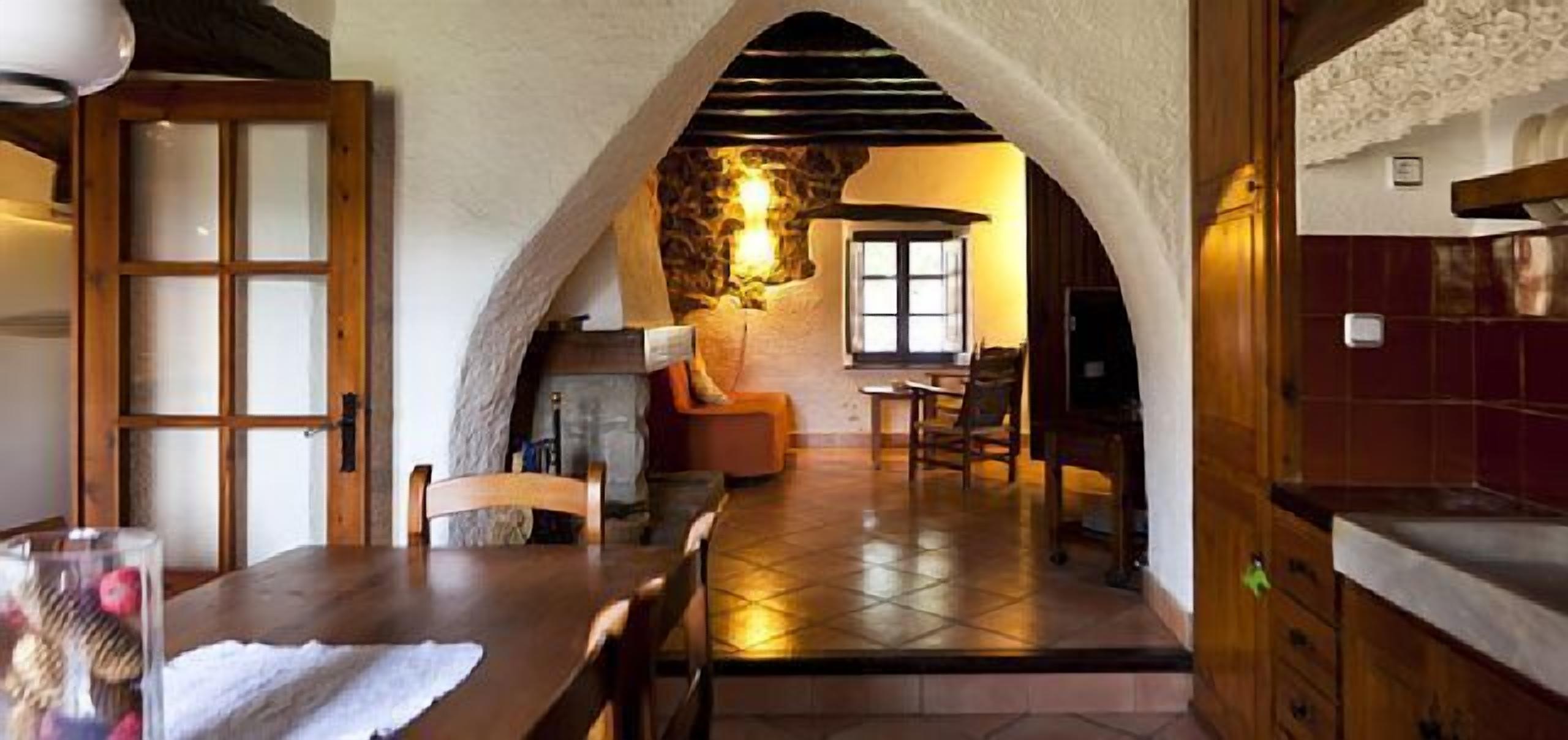 Cal CampLlarg Cottage for 7 people, with large garden and private pool