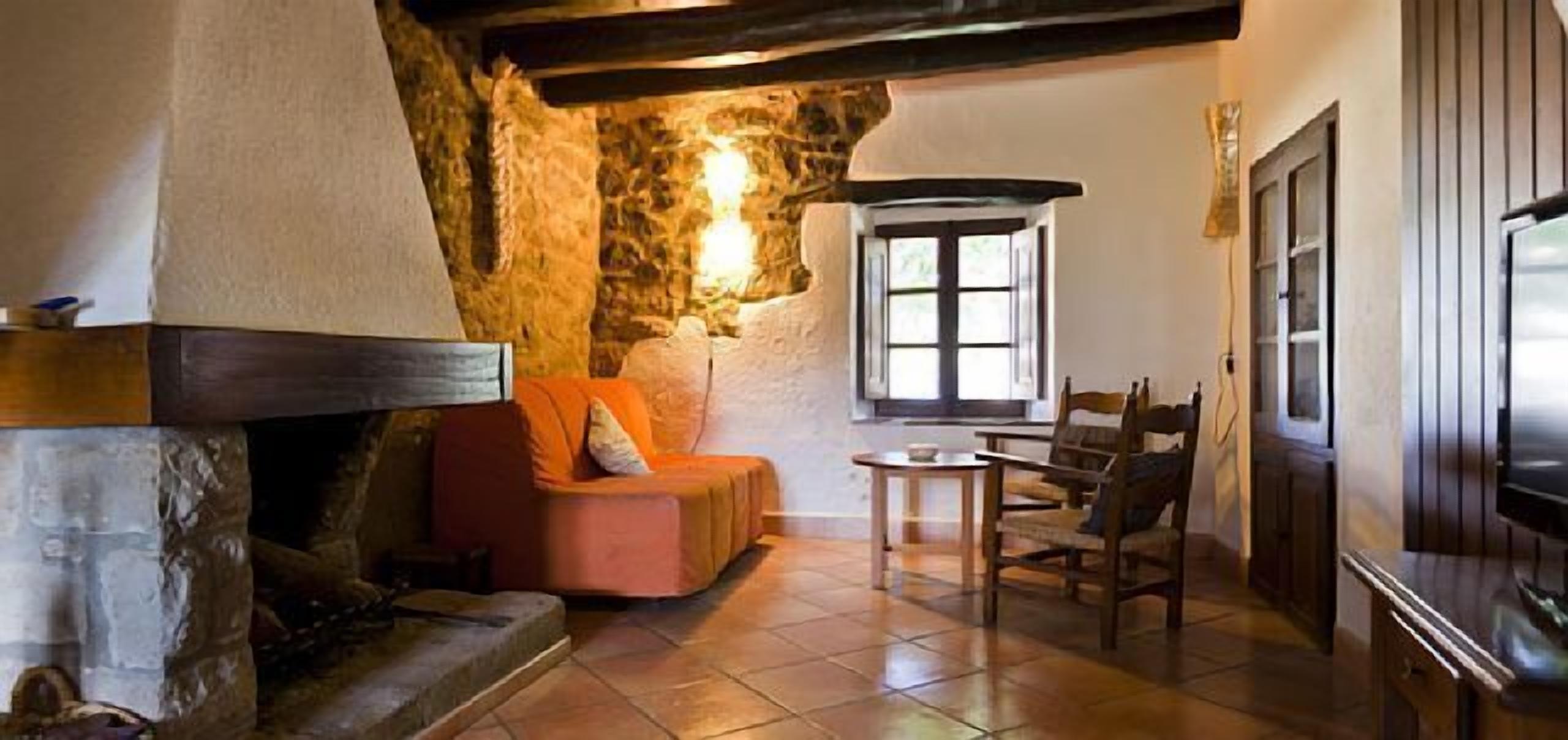 Cal CampLlarg Cottage for 7 people, with large garden and private pool