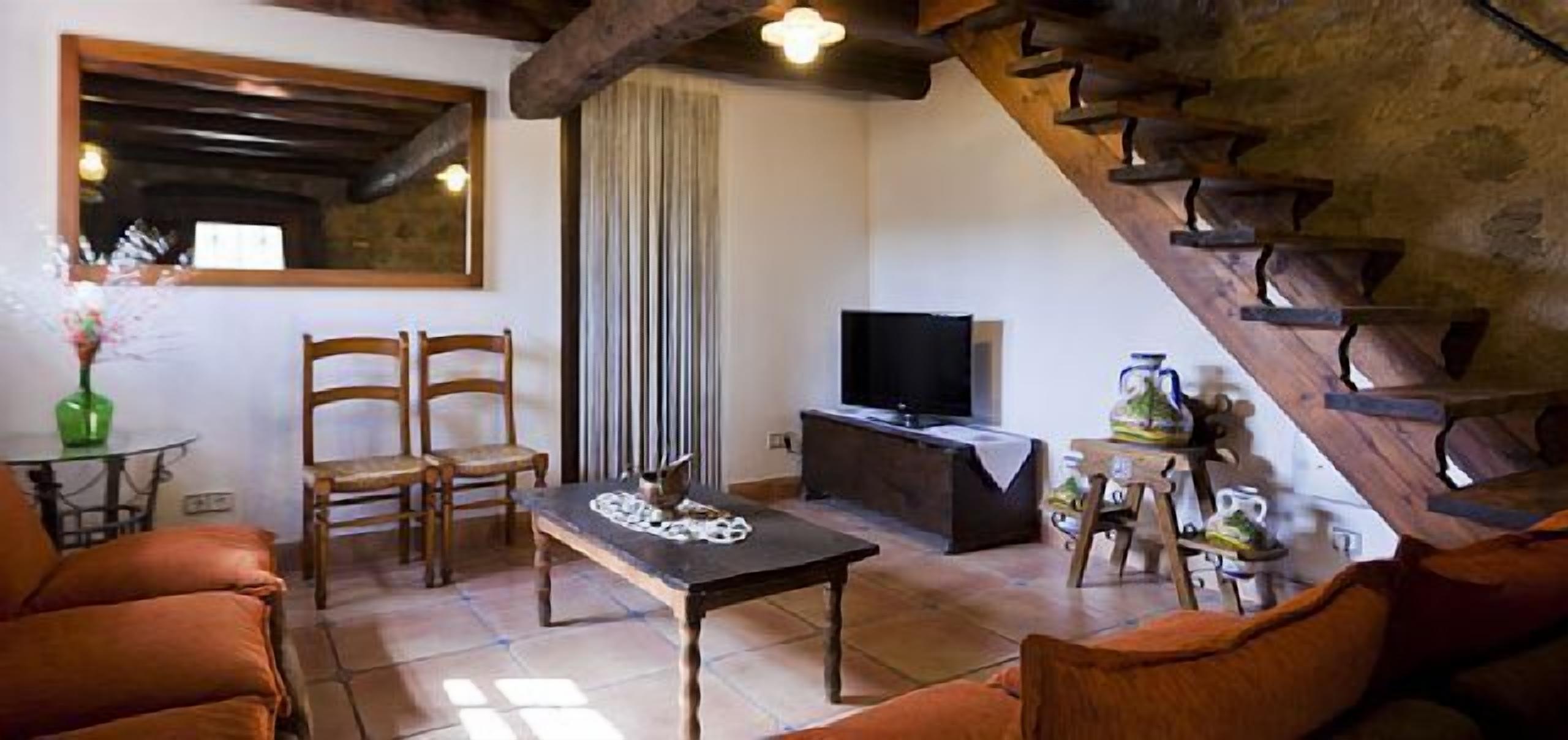 Cal CampLlarg Cottage for 7 people, with large garden and private pool