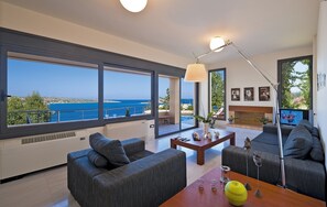 Smart TV, fireplace, DVD player, ping pong