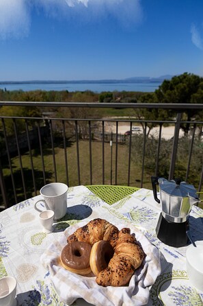 Outdoor dining - Regarda - apartment "Eden 3", big terrace with lake view, wifi (Lazise)