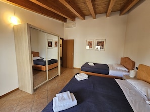 1 habitación, escritorio, wifi gratis y ropa de cama 