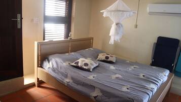 2 habitaciones, caja de seguridad en la habitación y escritorio