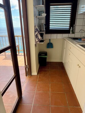 Réfrigérateur, four, plaque de cuisson, cafetière/bouilloire