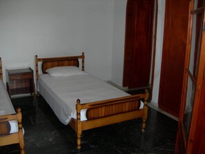 3 bedrooms, free WiFi, bed sheets, wheelchair access - APARTMENT FOR 6 PERSONS AT THE CENTER OF BARBATI, 50 METERS FROM THE BEACH (Corfu)